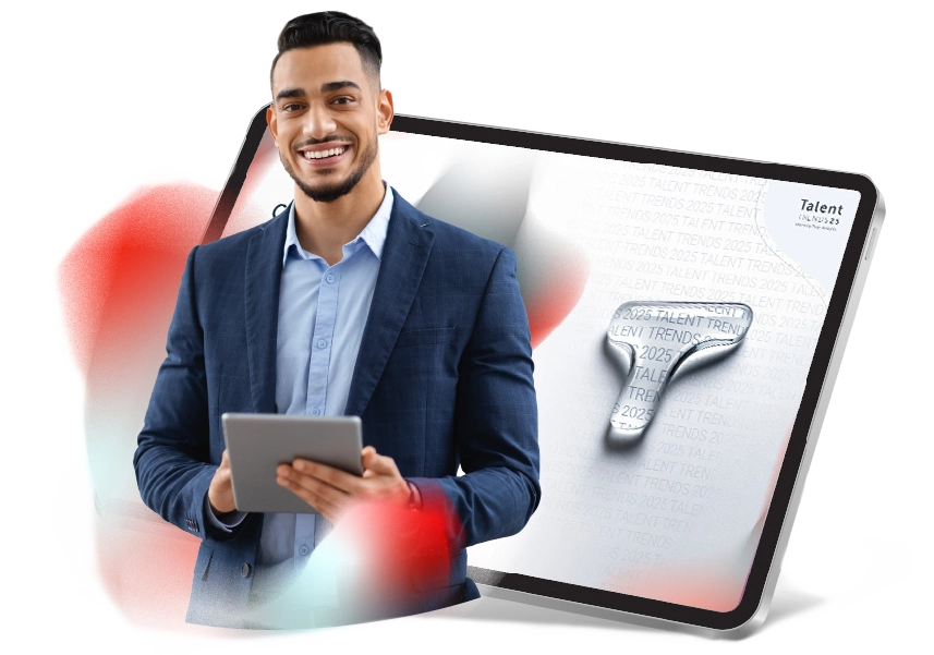 Un hombre sonriente con una tableta en sus manos se encuentra frente a una imagen de una tableta que muestra la página principal de Talent Trends.