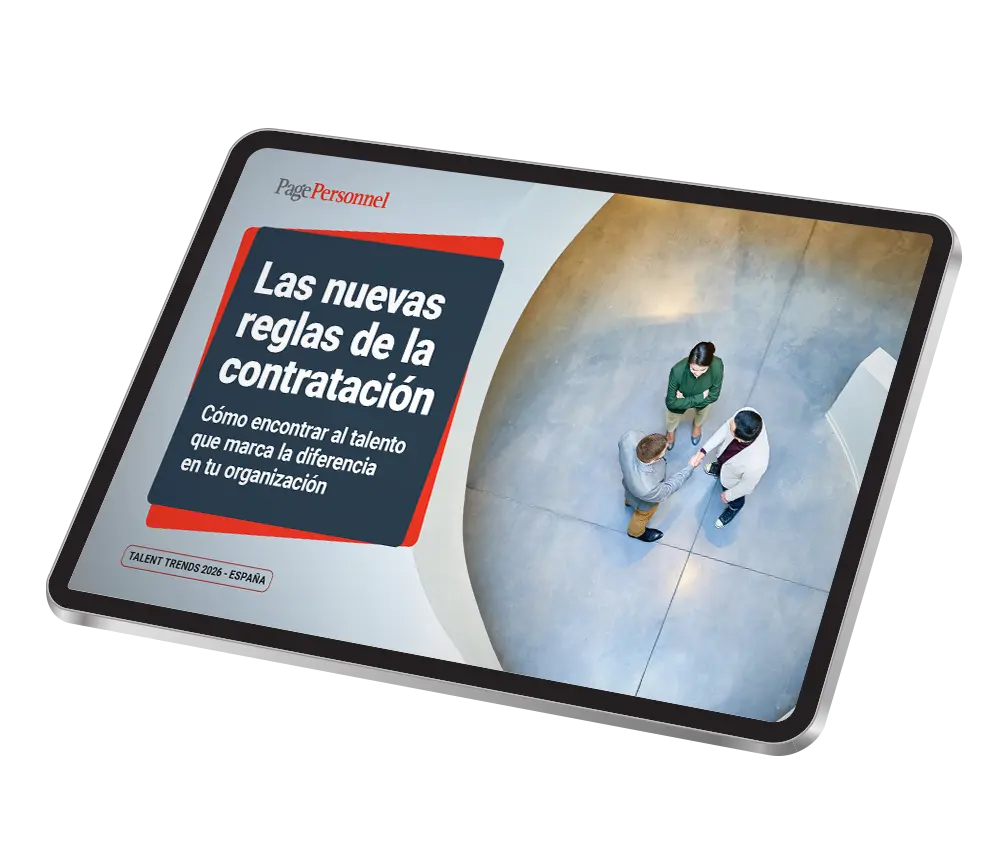  Imagen adicional de Talent Trends 2026 en la que aparece una mujer frente a una tableta al fondo, junto con la portada de esta edición