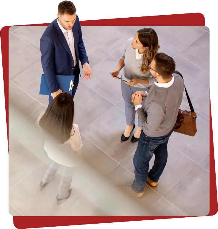 Talent Trends 2026 Próximamente: Imagen que muestra a un grupo de personas reuniéndose con vestimenta profesional