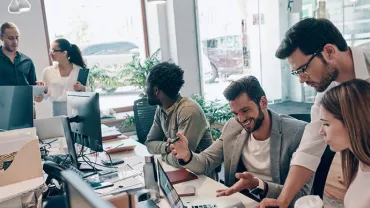 Grupo de personas colaborando en una oficina moderna.