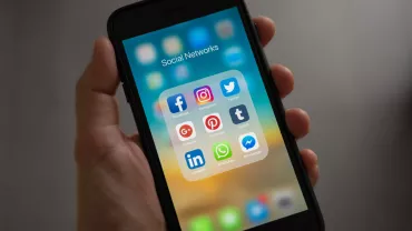 Pantalla de móvil con aplicaciones de redes sociales.