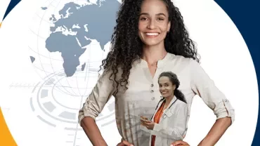Persona con camisa de mujer profesional y mapa de fondo.