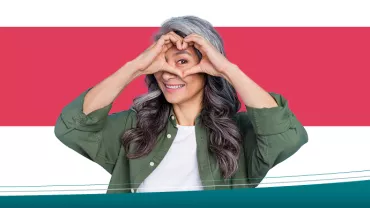 Persona sonriente haciendo un corazón con las manos.