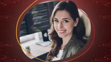 Persona sonriente frente a pantalla con código en un fondo de diseño de circuitos.