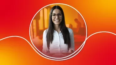 Persona usando gafas y sonriendo frente a un fondo rojo y naranja.