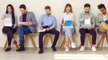 Jóvenes de la generación Z esperando para una entrevista de trabajo.