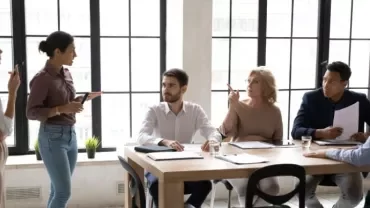 Equipo de personas trabajando conjuntamente
