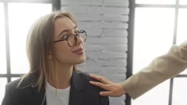 Mujer profesional apoyada por miembro de su equipo.