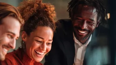 Profesional analizando perfiles laborales en ordenador, simbolizando transparencia salarial y digitalización del empleo