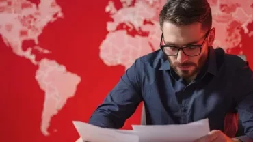 Persona extranjera revisando documentación laboral y administrativa en un entorno profesional