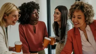 Profesionales mujeres en entorno corporativo o tecnológico, trabajando en equipo o en un espacio STEM moderno. 