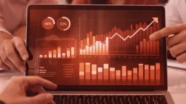 Imagen de profesionales analizando gráficos y datos en entorno laboral 