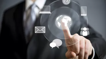 Persona tocando iconos digitales de comunicación.