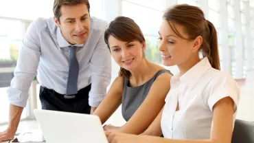 Personas trabajando juntas en una oficina moderna.