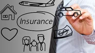 Persona dibujando símbolos de seguros: casa, avión, automóvil y familia.