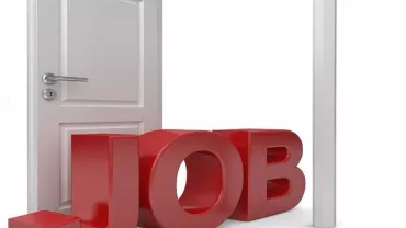 Puerta blanca abierta con la palabra 'JOB' en letras rojas 3D.