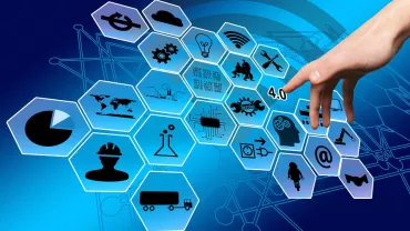 Mano señalando iconos de tecnología y conectividad.