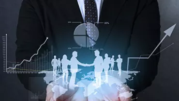Hombre en traje sosteniendo holograma de gráficos y figuras de personas.