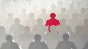 Figura roja destaca entre siluetas grises.