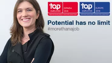 Persona sonriendo junto a premios Top Employer 2018.