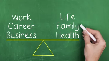 Balance entre trabajo y vida personal en una pizarra verde.