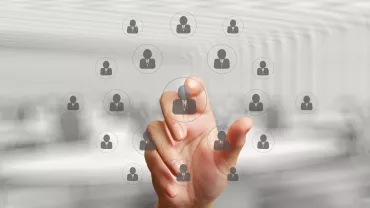 Mano seleccionando icono de persona en pantalla digital