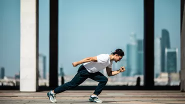 Persona corriendo en la ciudad con ropa deportiva.