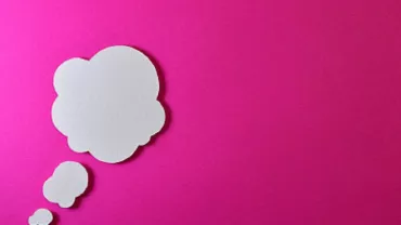Nubes de pensamiento blancas sobre fondo rosa brillante.