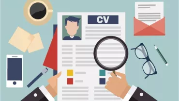 Ilustración de manos revisando un CV con lupa, rodeado de oficina.