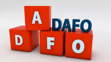 Cubo rojo con letras A, D, F, O