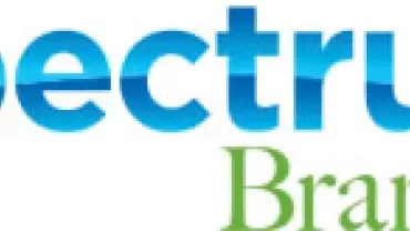Logotipo de Spectrum Brands con letras azules y verdes.