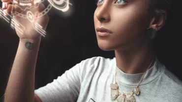 Persona interactuando con interfaz holográfica.
