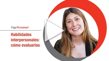 Persona sonriendo junto al texto: 'Habilidades interpersonales: cómo evaluarlas'.