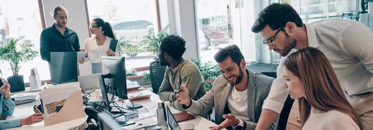 Grupo de personas colaborando en una oficina moderna.