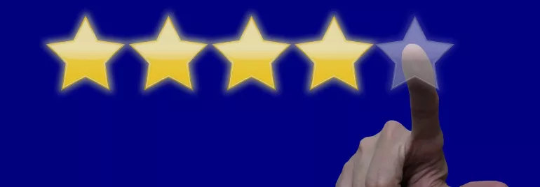 Se muestra una mano seleccionando una estrella en una fila de cinco estrellas.