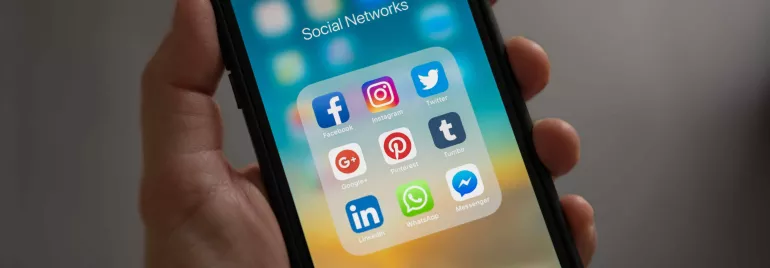 Pantalla de móvil con aplicaciones de redes sociales.