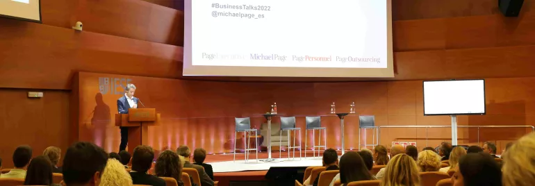 Conferencia Business Talks con un orador en el podio.
