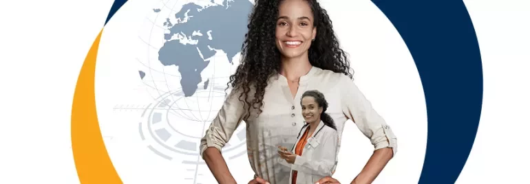 Persona con camisa de mujer profesional y mapa de fondo.