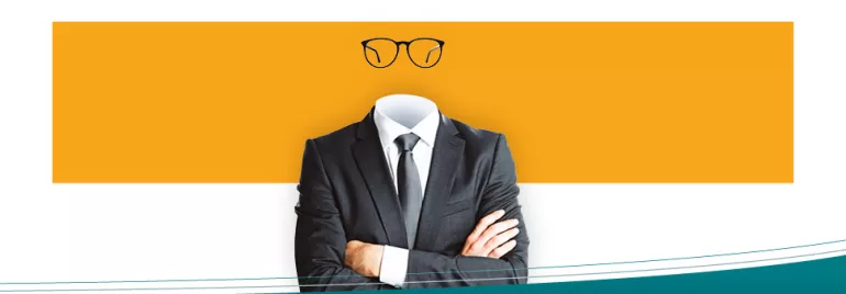 Traje sin cabeza con brazos cruzados y un par de gafas sobre un fondo amarillo.
