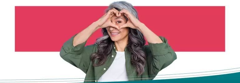 Persona sonriente haciendo un corazón con las manos.