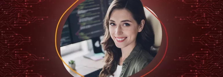 Persona sonriente frente a pantalla con código en un fondo de diseño de circuitos.