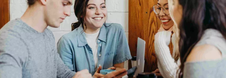 Grupo de personas sonrientes en una reunión informal.