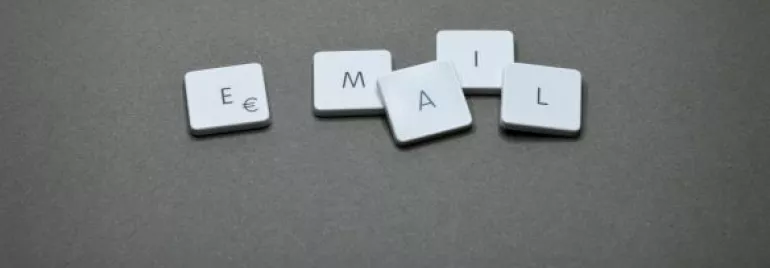 Teclas formando la palabra 'EMAIL' sobre un fondo gris.