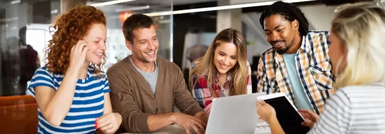 equipo de trabajo feliz y sonriente