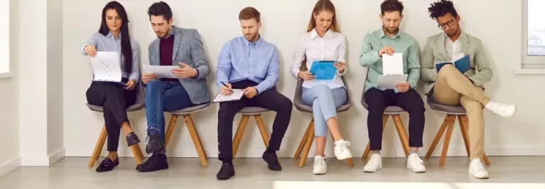 Jóvenes de la generación Z esperando para una entrevista de trabajo.