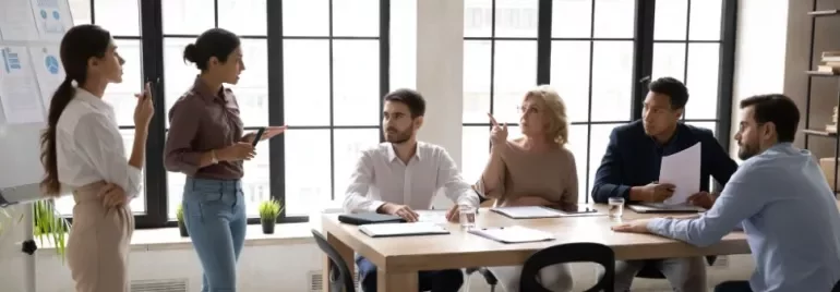 Equipo de personas trabajando conjuntamente