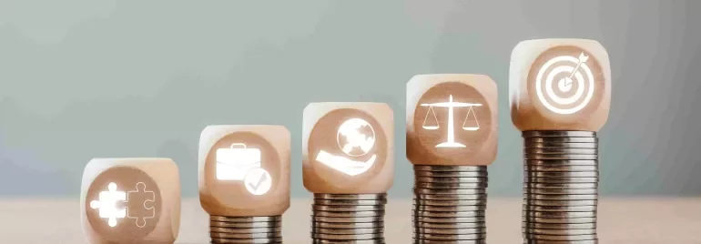 Monedas amontonadas con distintos valores corporativos.