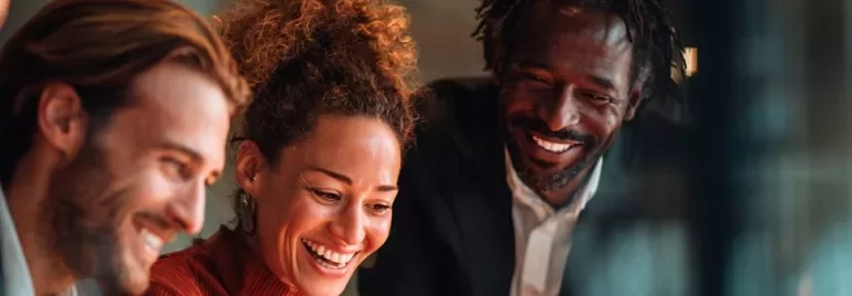 Profesional analizando perfiles laborales en ordenador, simbolizando transparencia salarial y digitalización del empleo