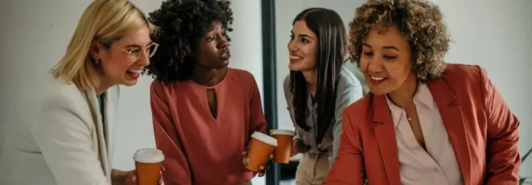 Profesionales mujeres en entorno corporativo o tecnológico, trabajando en equipo o en un espacio STEM moderno. 