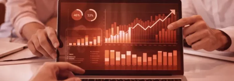 Imagen de profesionales analizando gráficos y datos en entorno laboral 